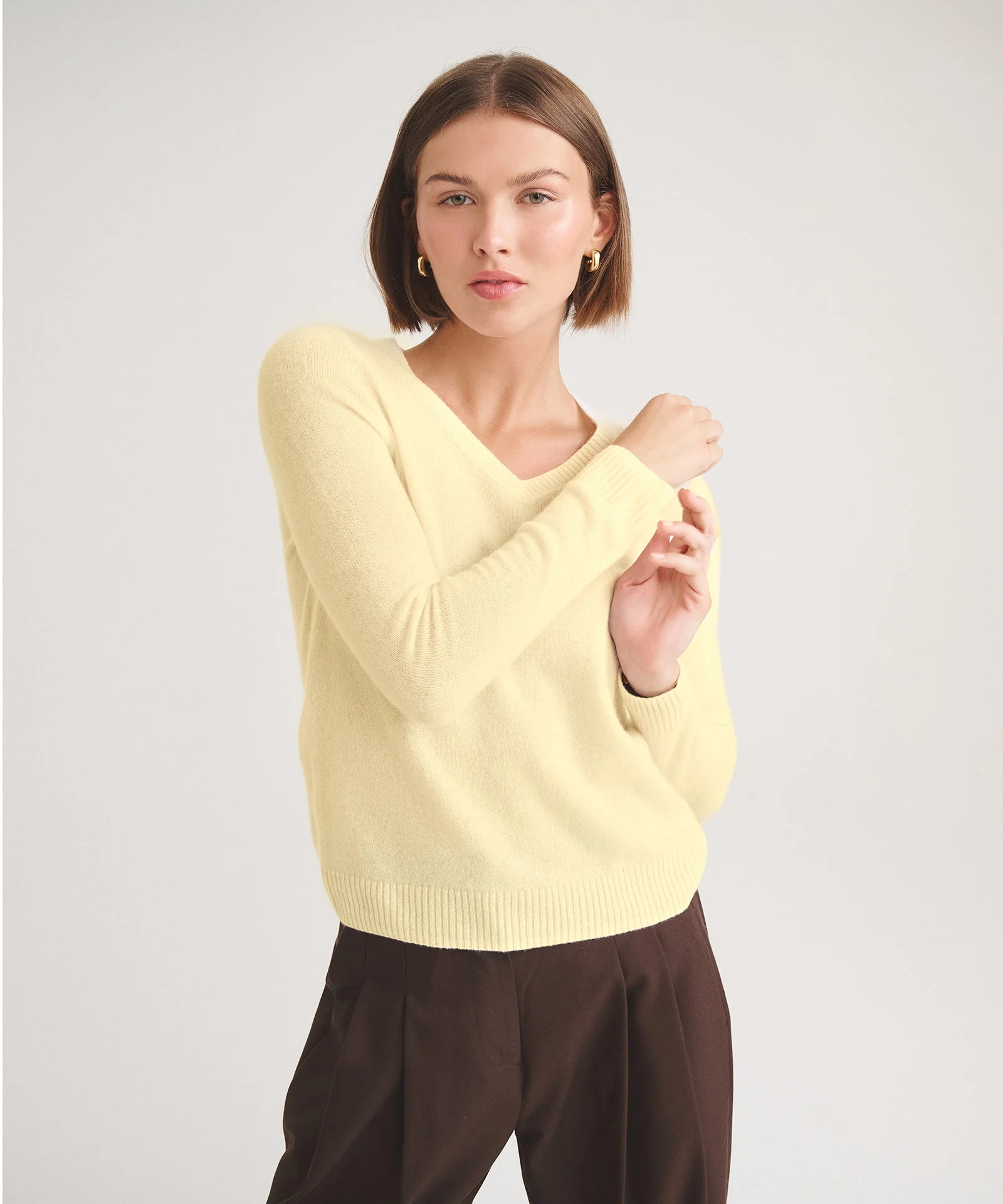Basic Cashmere V-Neck Sweater - Image 12