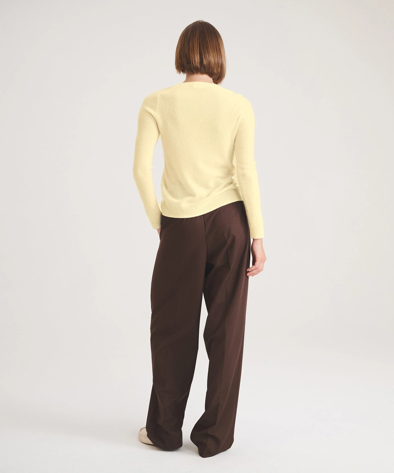 Basic Cashmere V-Neck Sweater - Image 15