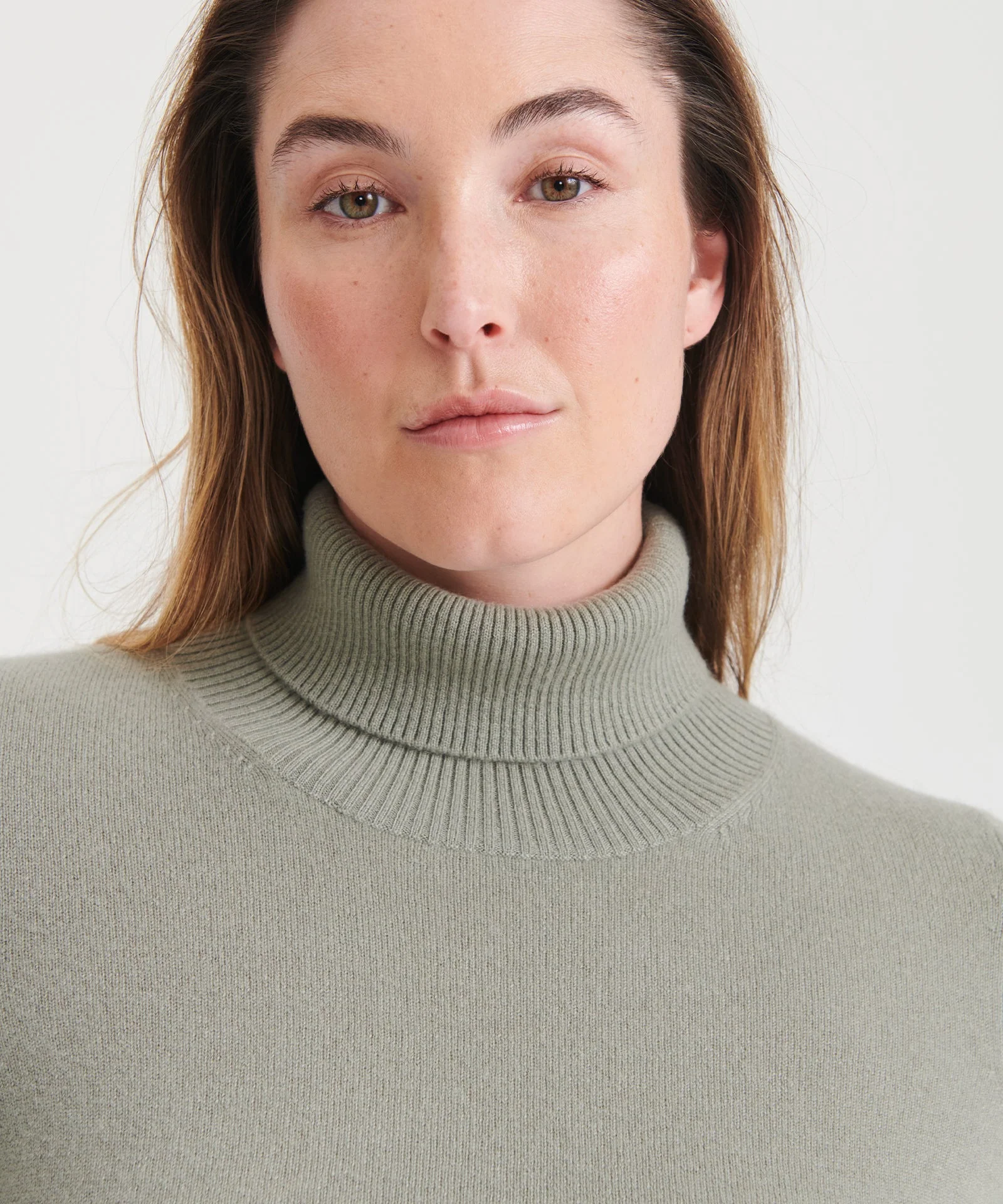 Signature Cashmere Classic Turtleneck - Image 32