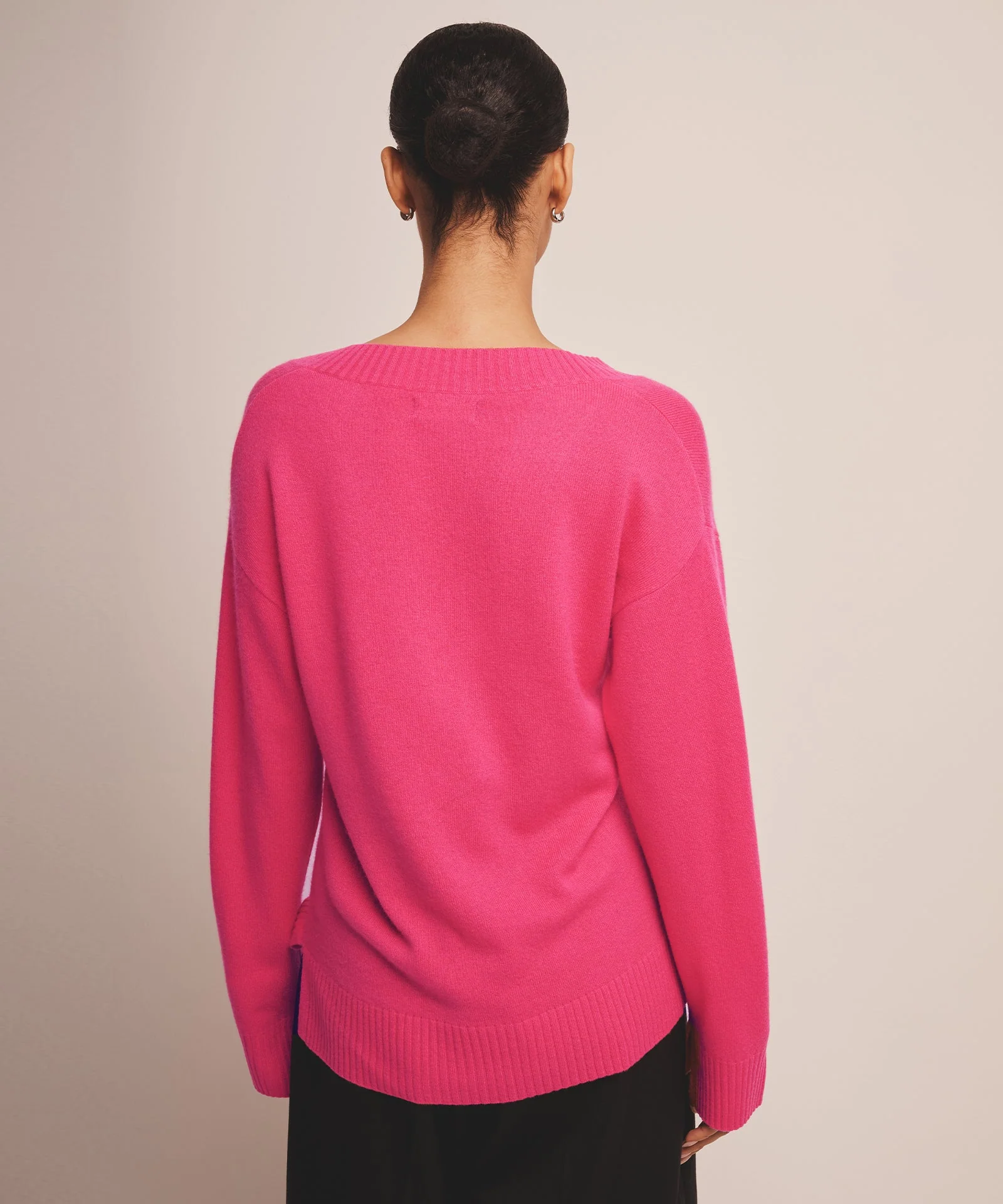 Signature Cashmere Wide Sleeve V-Neck Sweater - Image 18