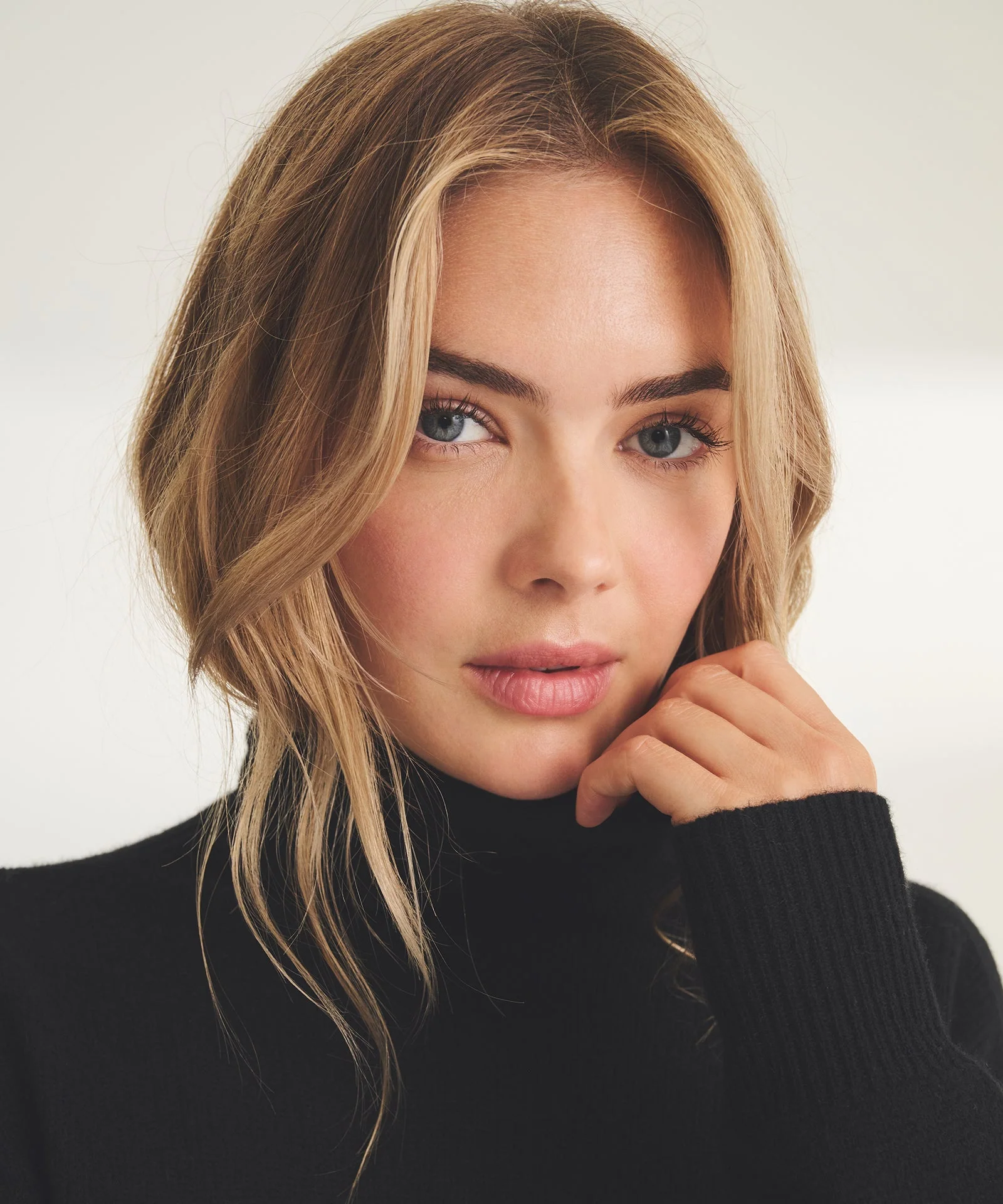 Featherweight Cashmere Turtleneck - Image 9