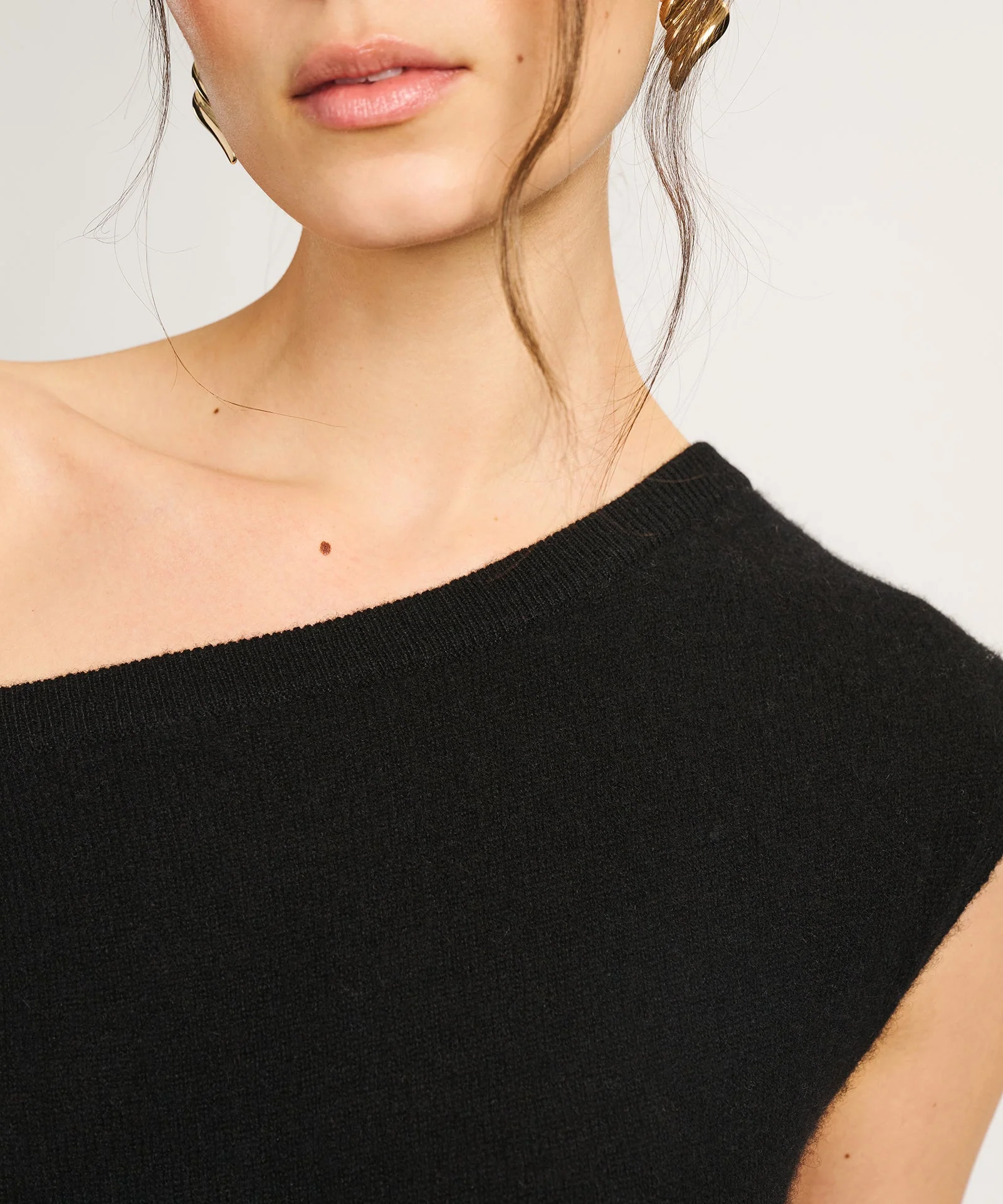 Lightweight Cashmere Off The Shoulder Tank - Image 8