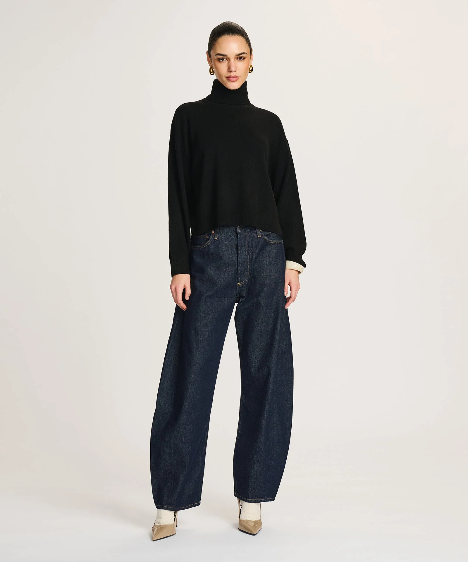 Signature Cashmere Boxy Turtleneck Sweater - Image 10