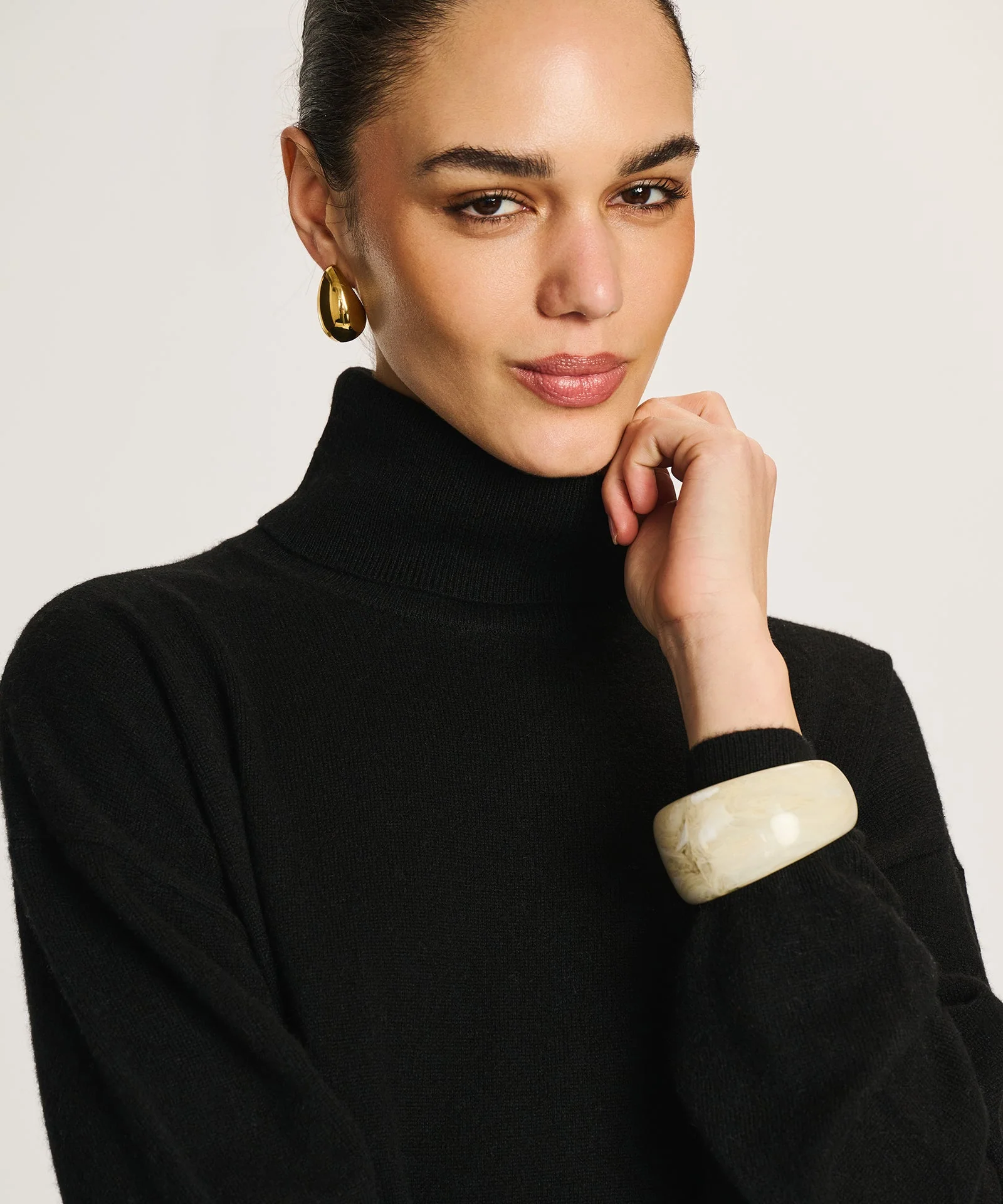 Signature Cashmere Boxy Turtleneck Sweater - Image 11