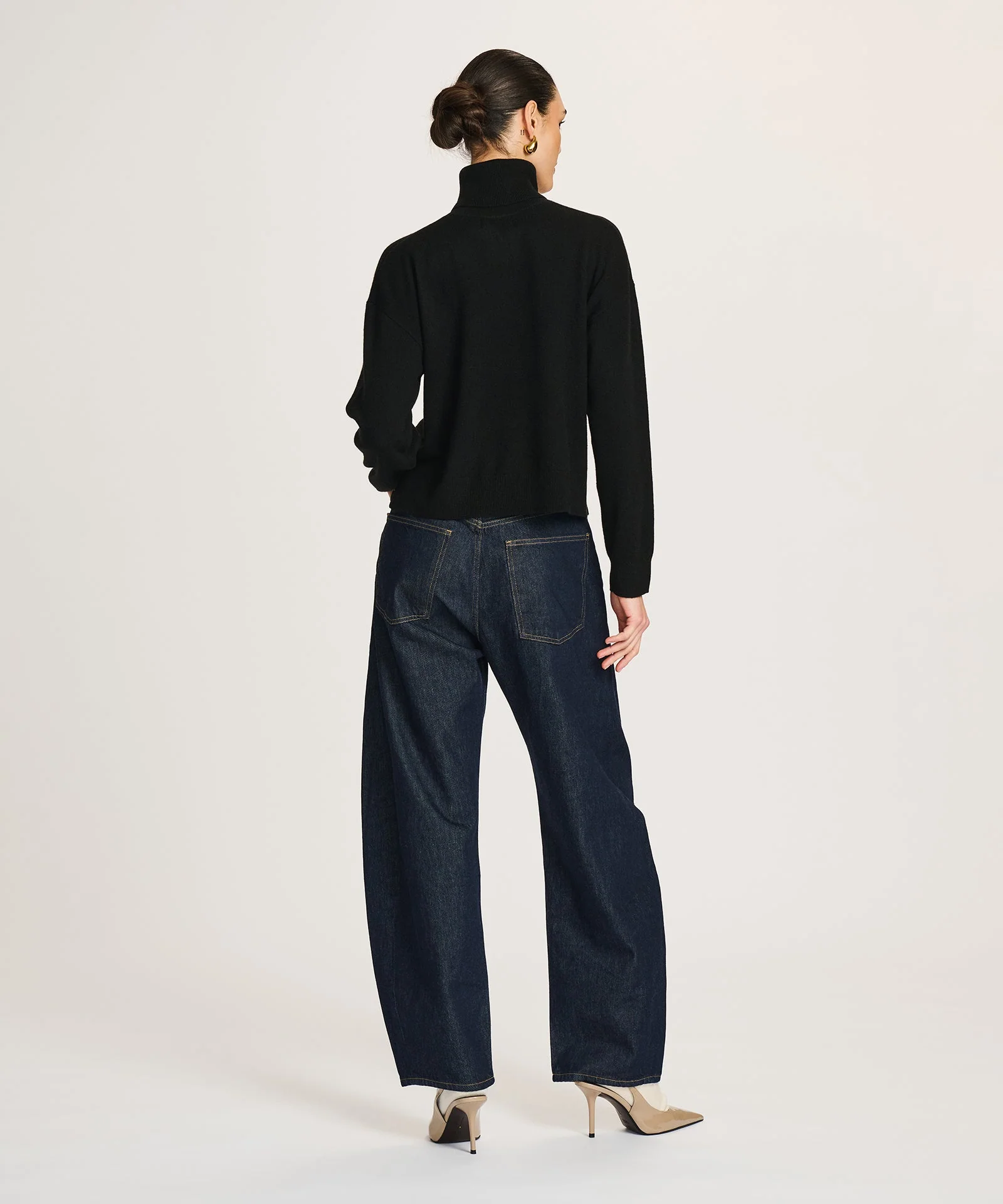 Signature Cashmere Boxy Turtleneck Sweater - Image 13