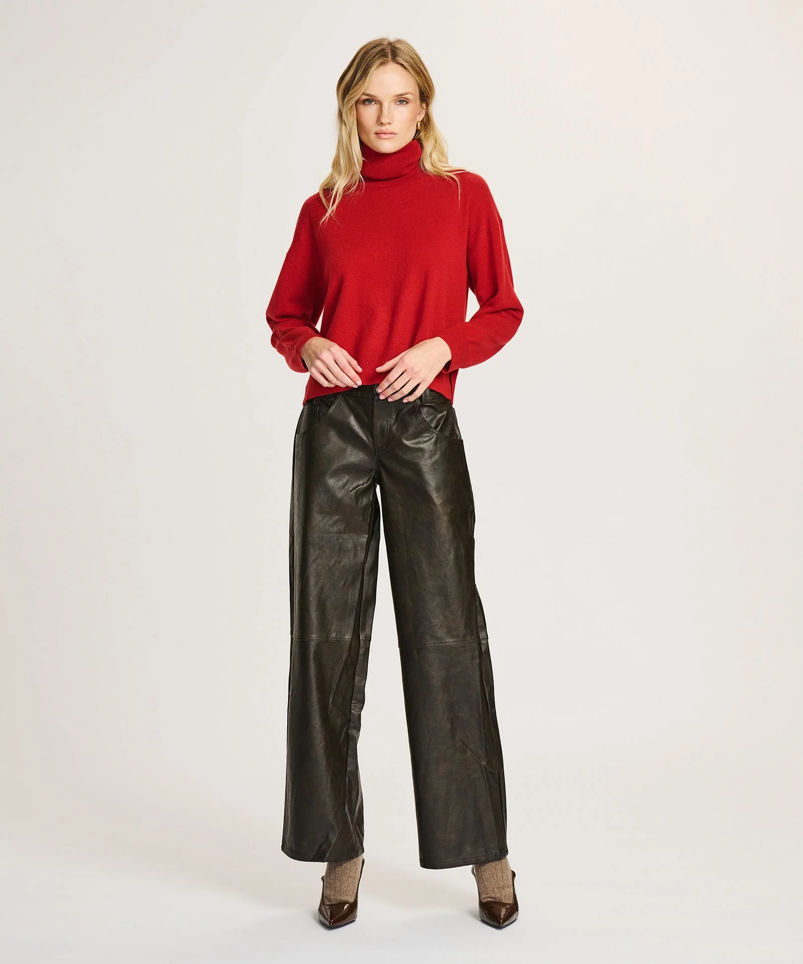 Signature Cashmere Boxy Turtleneck Sweater - Image 15