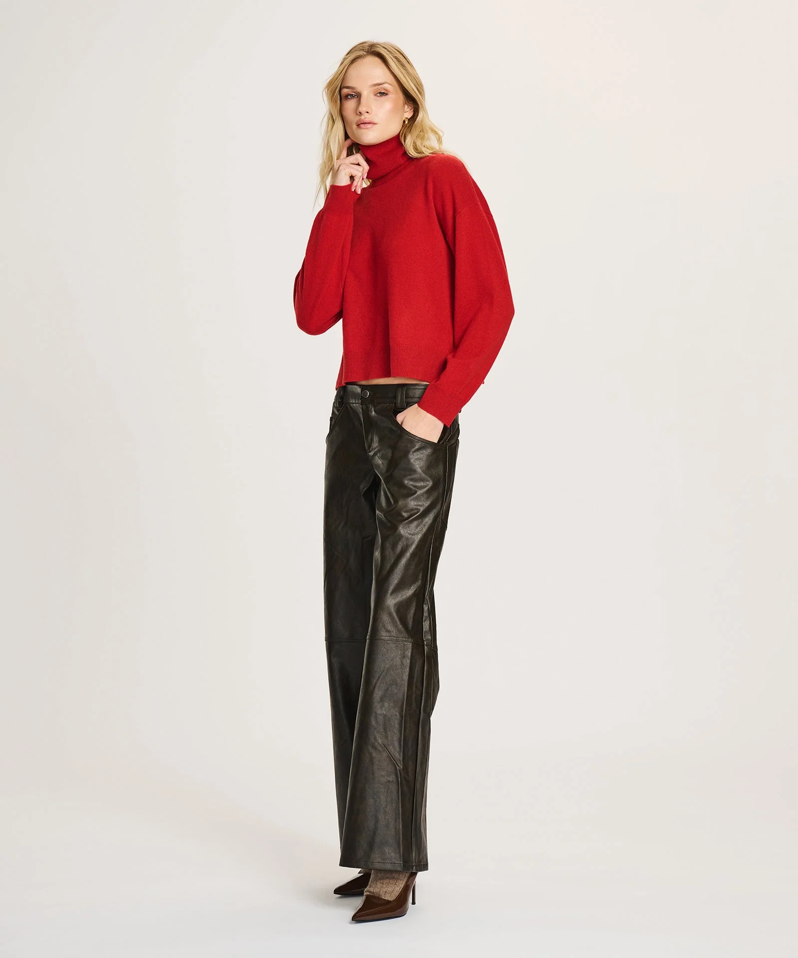 Signature Cashmere Boxy Turtleneck Sweater - Image 16