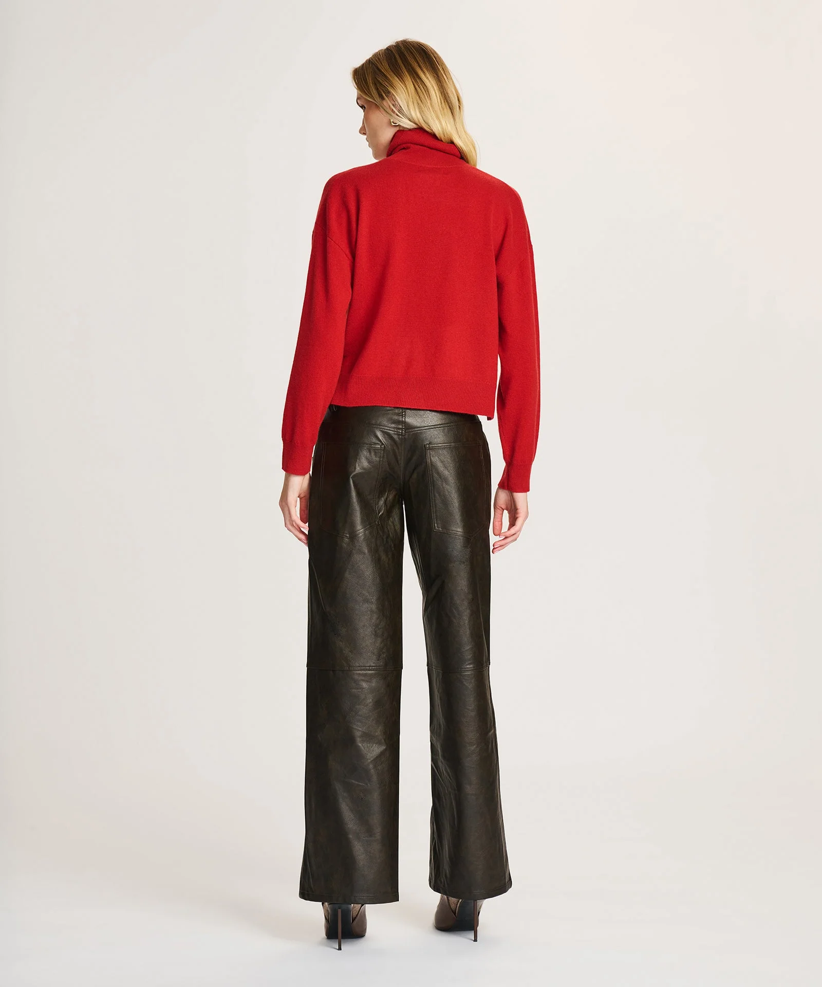 Signature Cashmere Boxy Turtleneck Sweater - Image 17