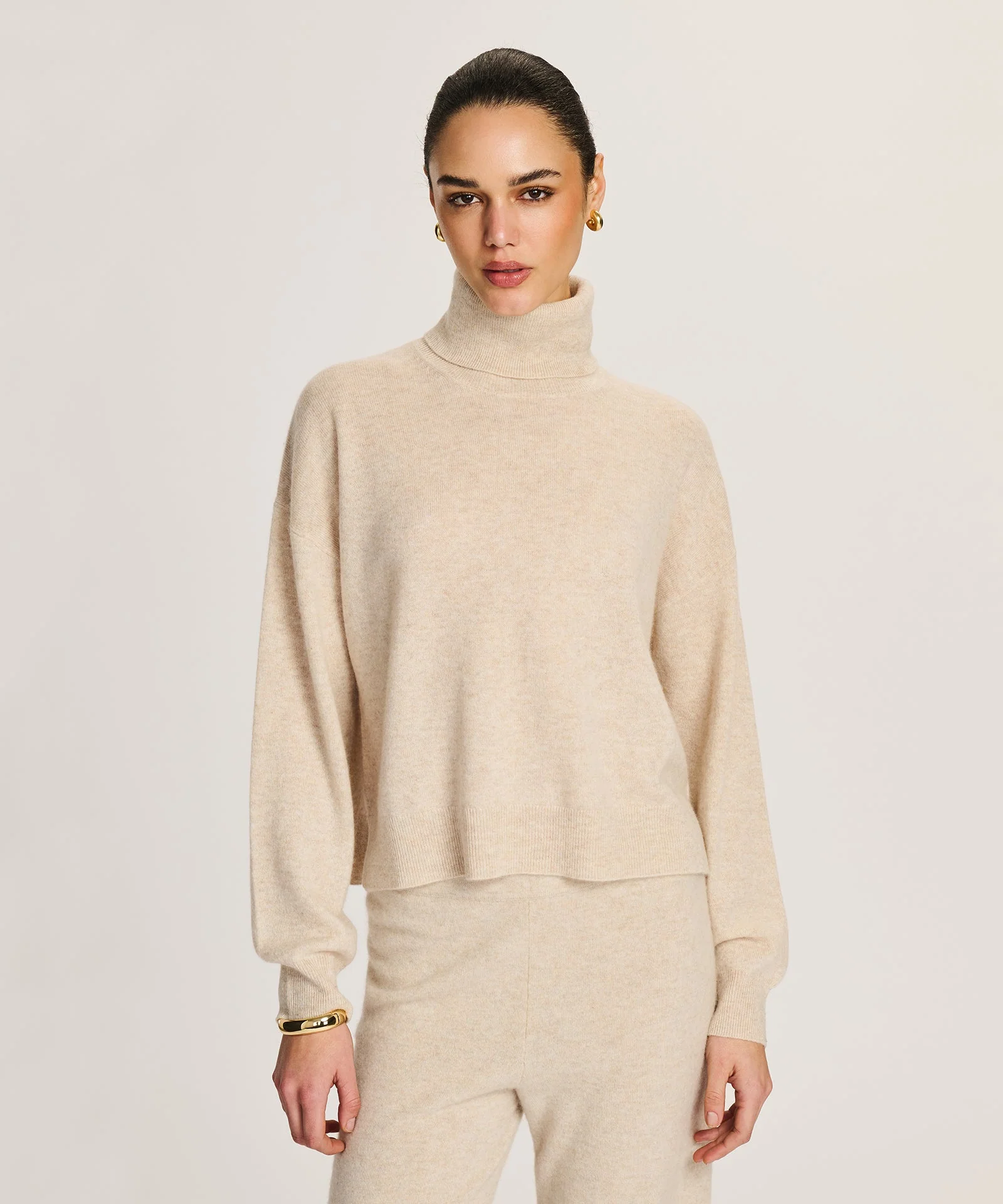 Signature Cashmere Boxy Turtleneck Sweater - Image 20
