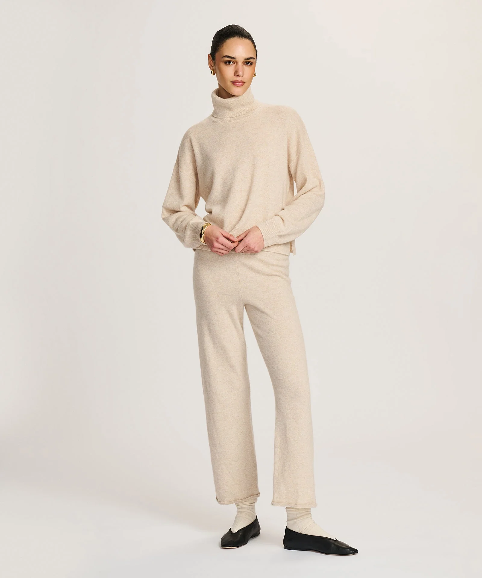 Signature Cashmere Boxy Turtleneck Sweater - Image 21