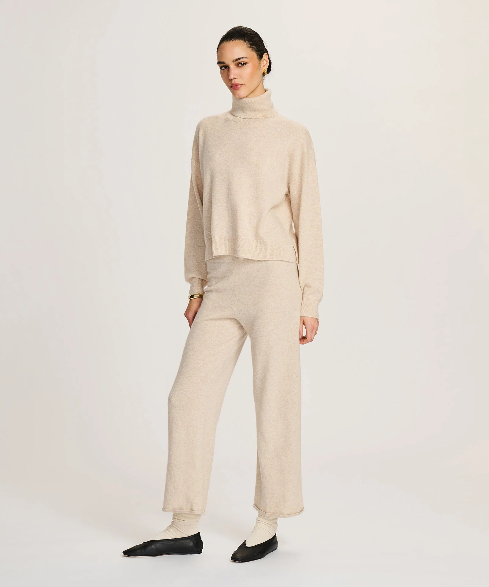 Signature Cashmere Boxy Turtleneck Sweater - Image 22