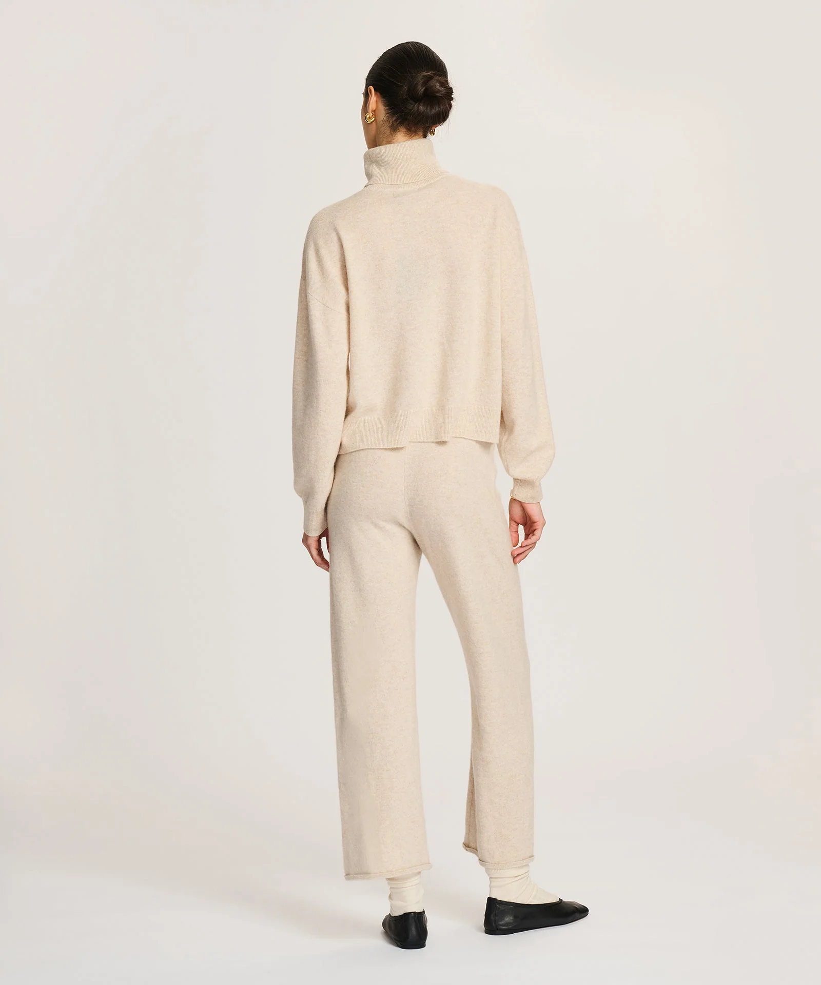 Signature Cashmere Boxy Turtleneck Sweater - Image 23