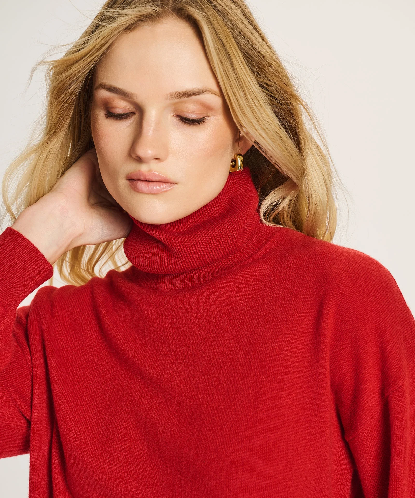 Signature Cashmere Boxy Turtleneck Sweater - Image 3