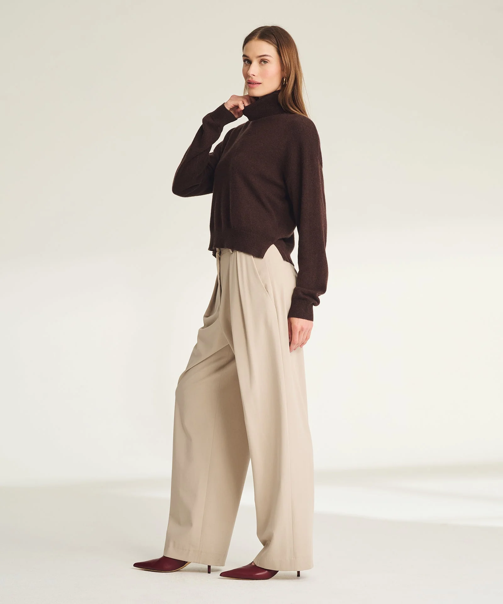 Signature Cashmere Boxy Turtleneck Sweater - Image 7