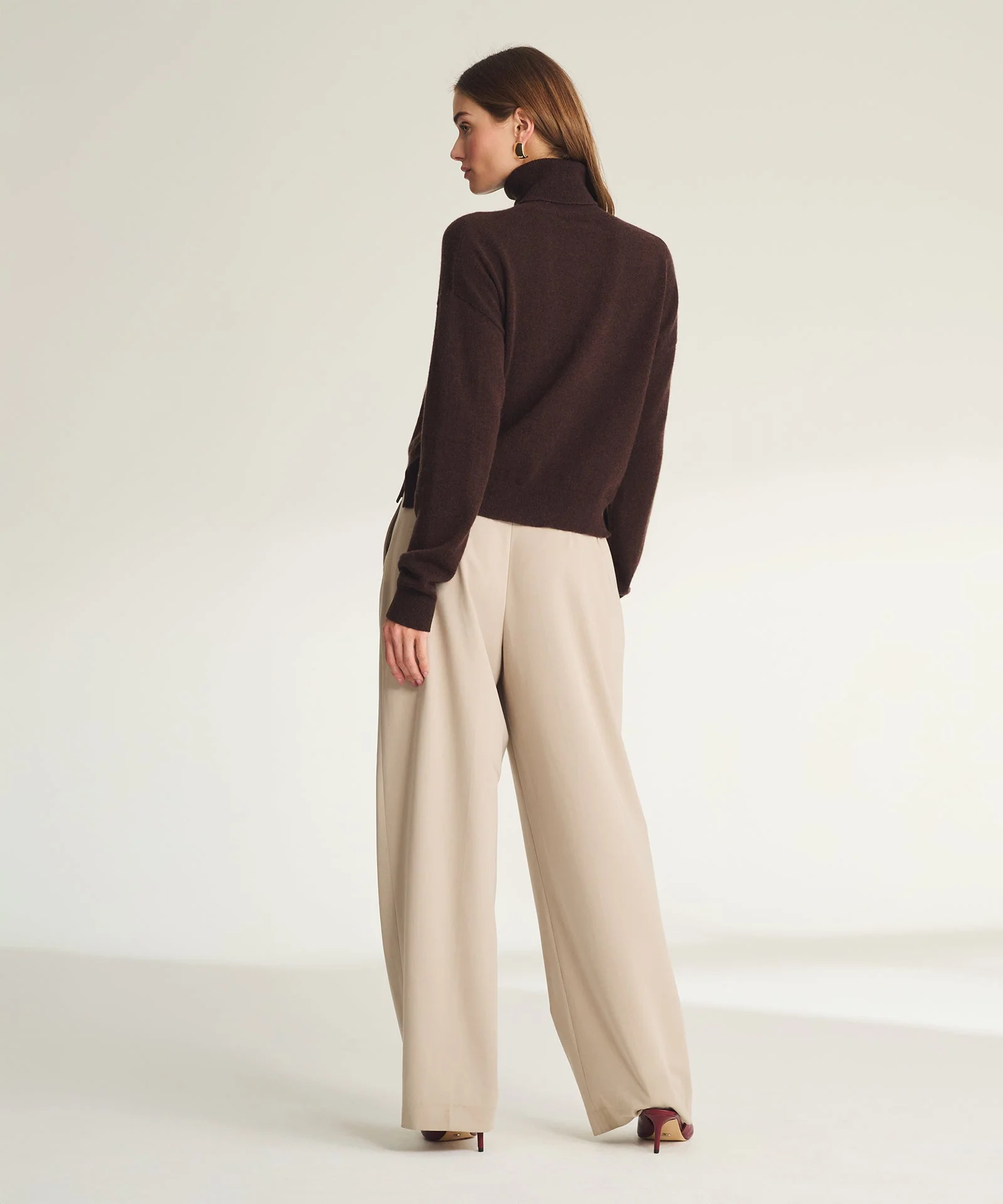 Signature Cashmere Boxy Turtleneck Sweater - Image 8