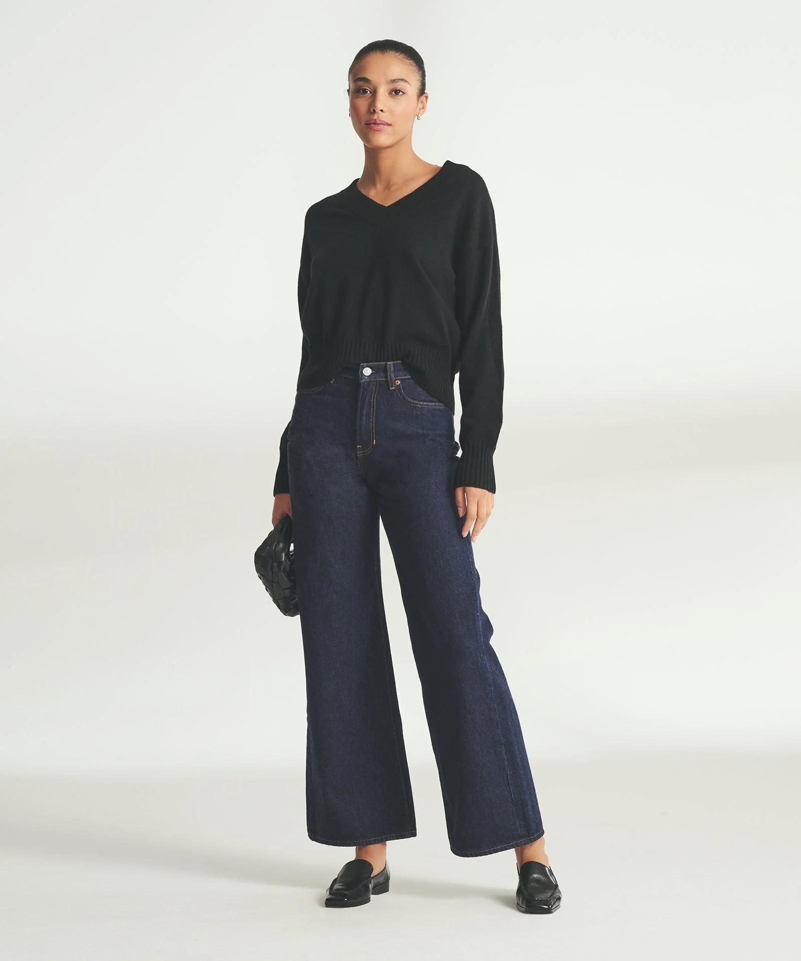 Signature Cashmere Classic V-Neck Sweater - Image 10