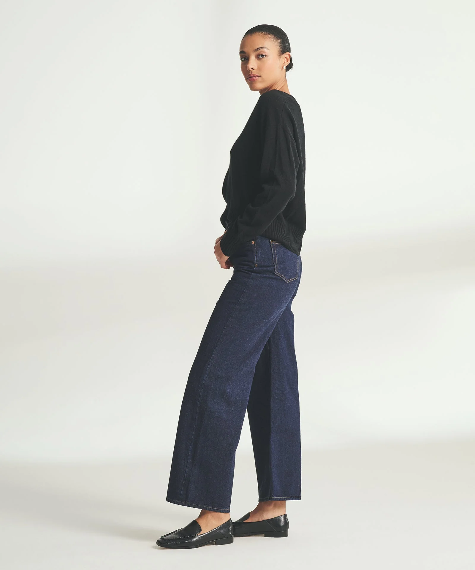 Signature Cashmere Classic V-Neck Sweater - Image 11