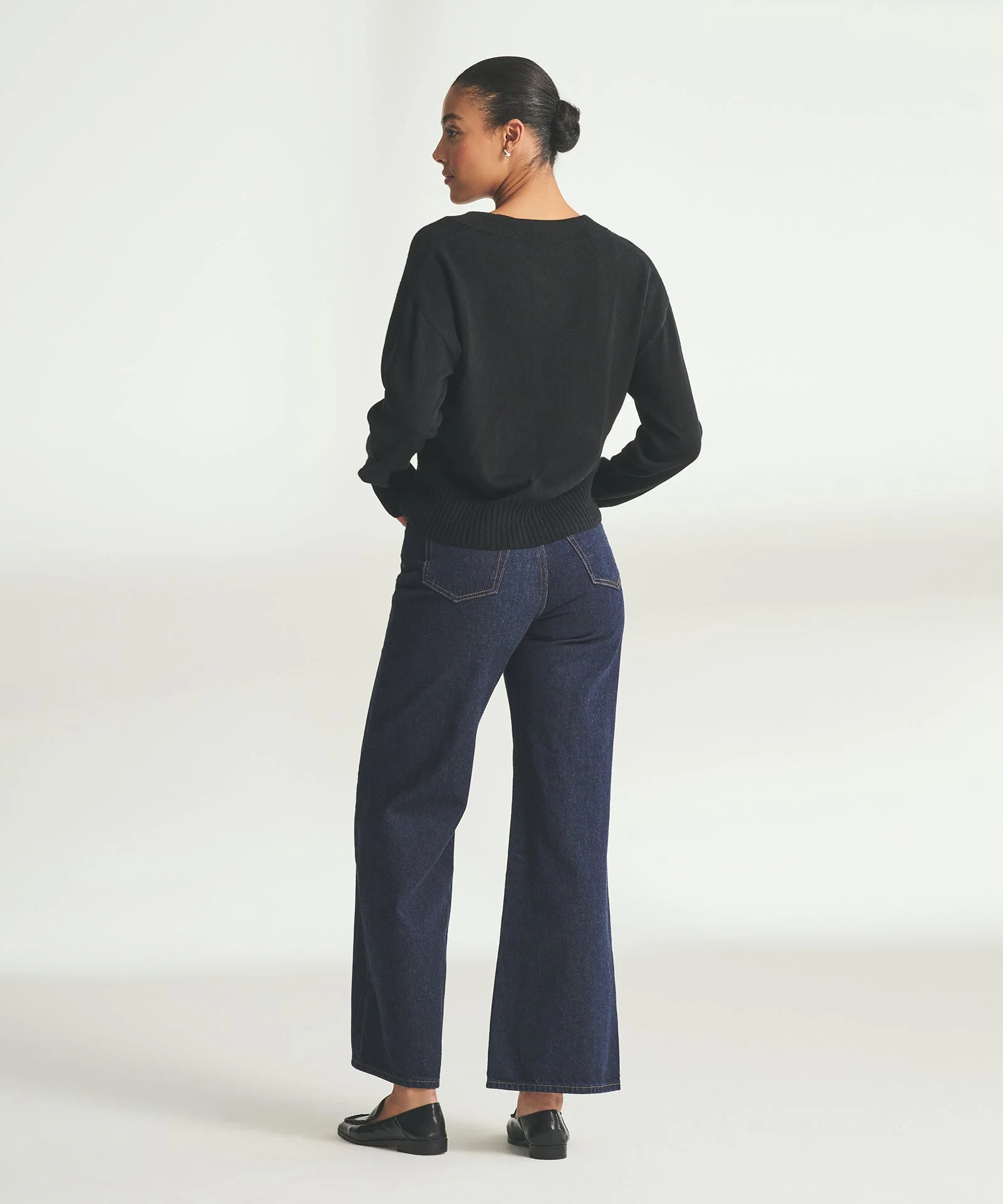 Signature Cashmere Classic V-Neck Sweater - Image 12