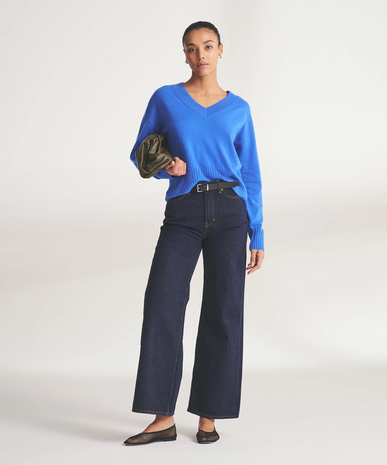 Signature Cashmere Classic V-Neck Sweater - Image 13