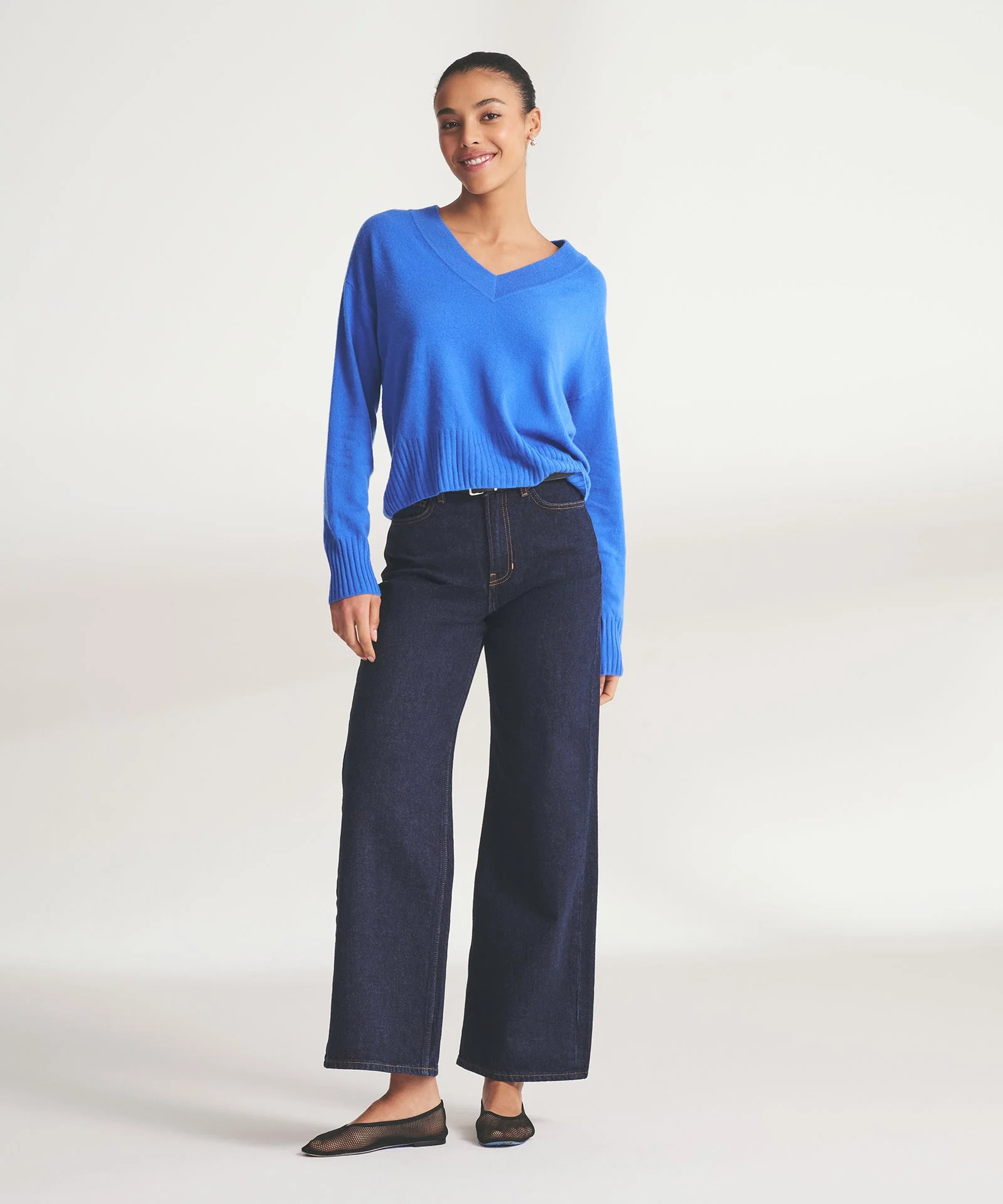 Signature Cashmere Classic V-Neck Sweater - Image 14