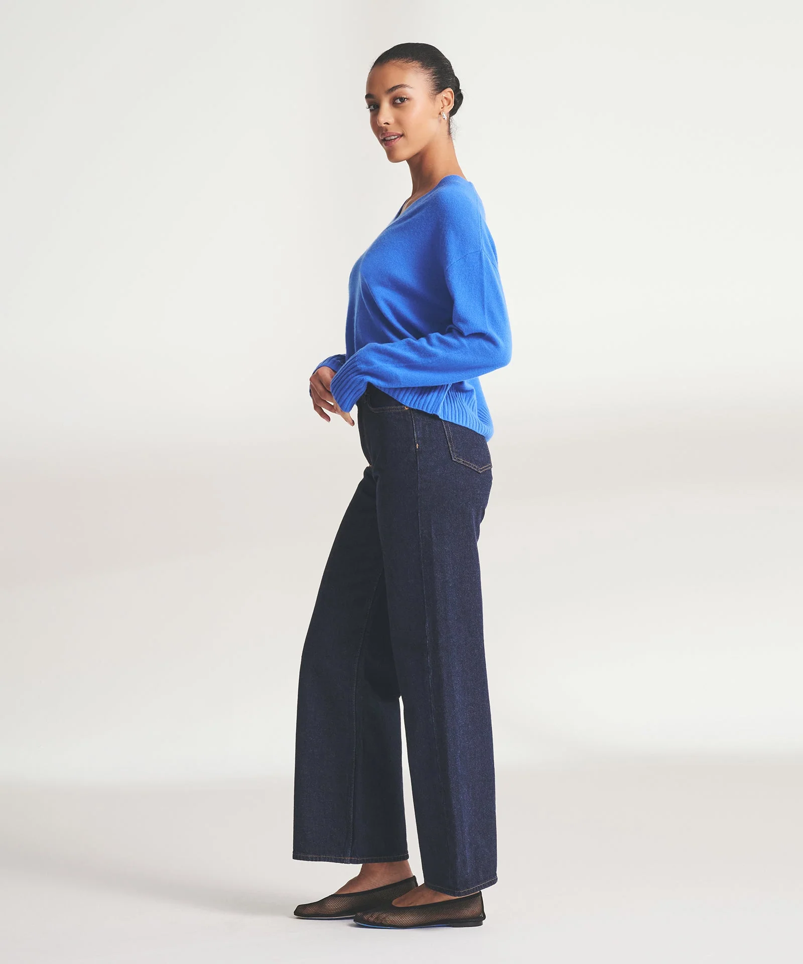 Signature Cashmere Classic V-Neck Sweater - Image 15