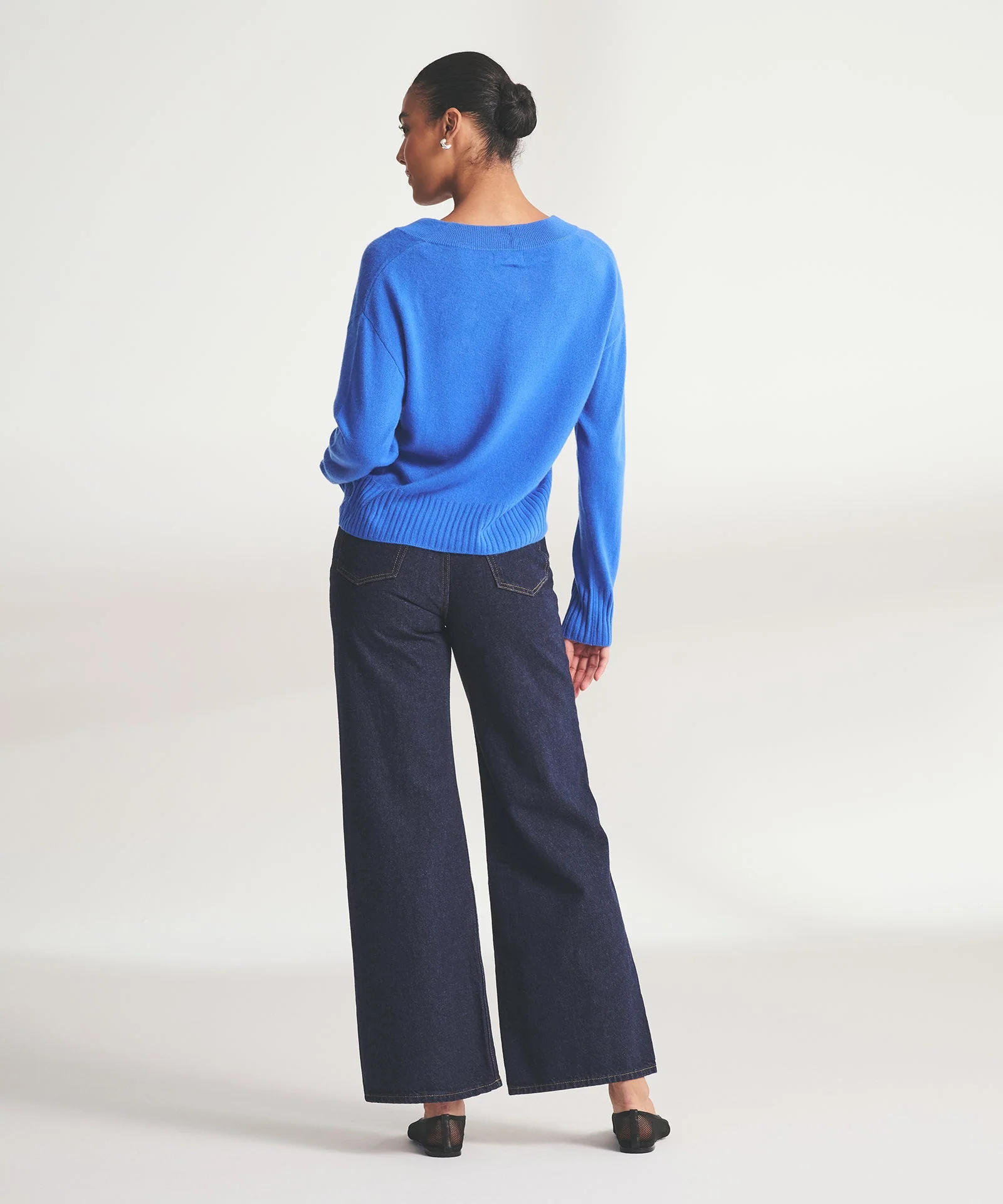 Signature Cashmere Classic V-Neck Sweater - Image 16