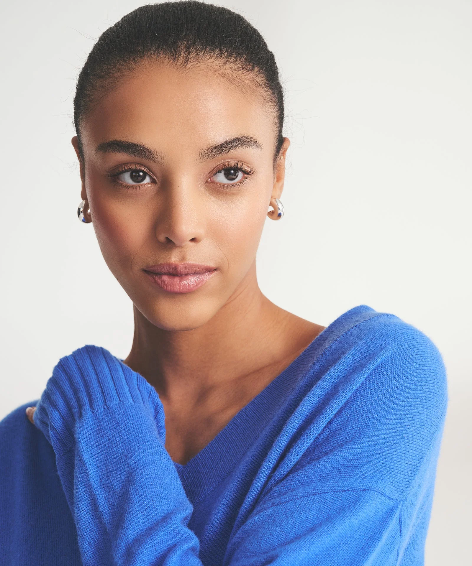 Signature Cashmere Classic V-Neck Sweater - Image 3