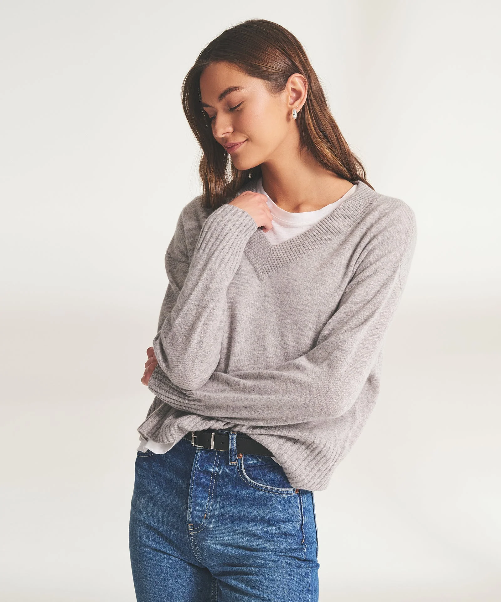 Signature Cashmere Classic V-Neck Sweater - Image 4