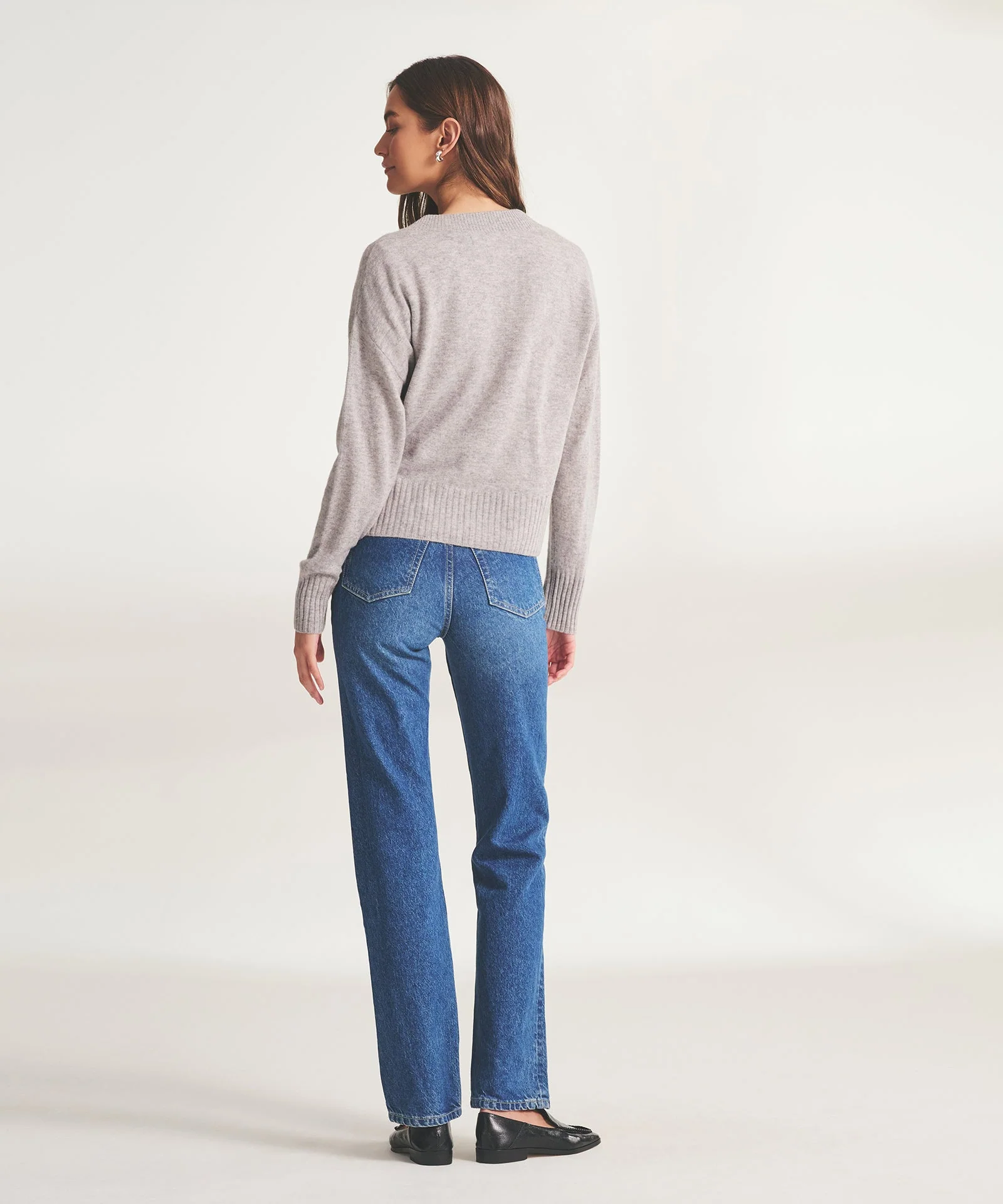 Signature Cashmere Classic V-Neck Sweater - Image 9