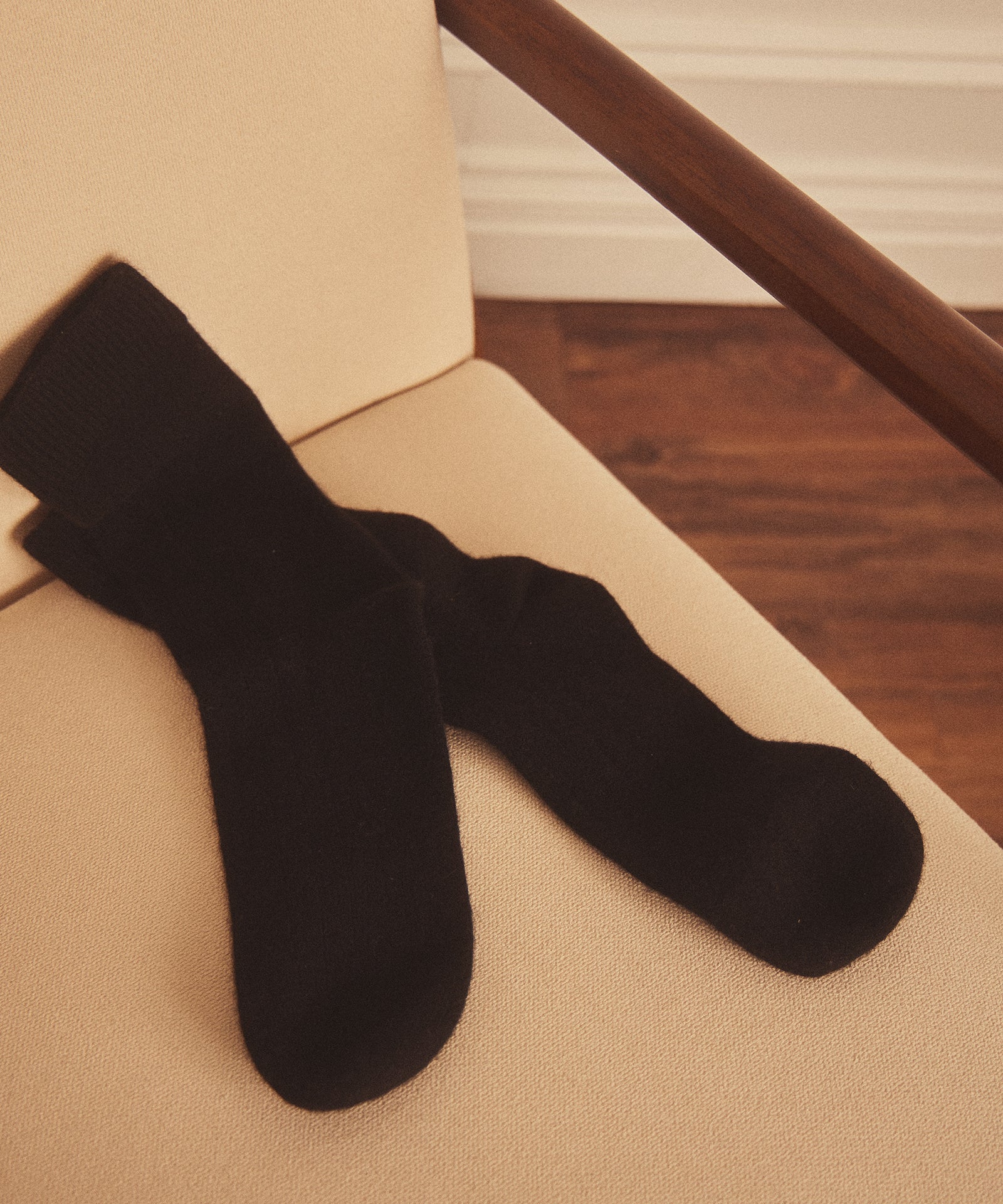Signature Cashmere Ribbed Socks - Image 18