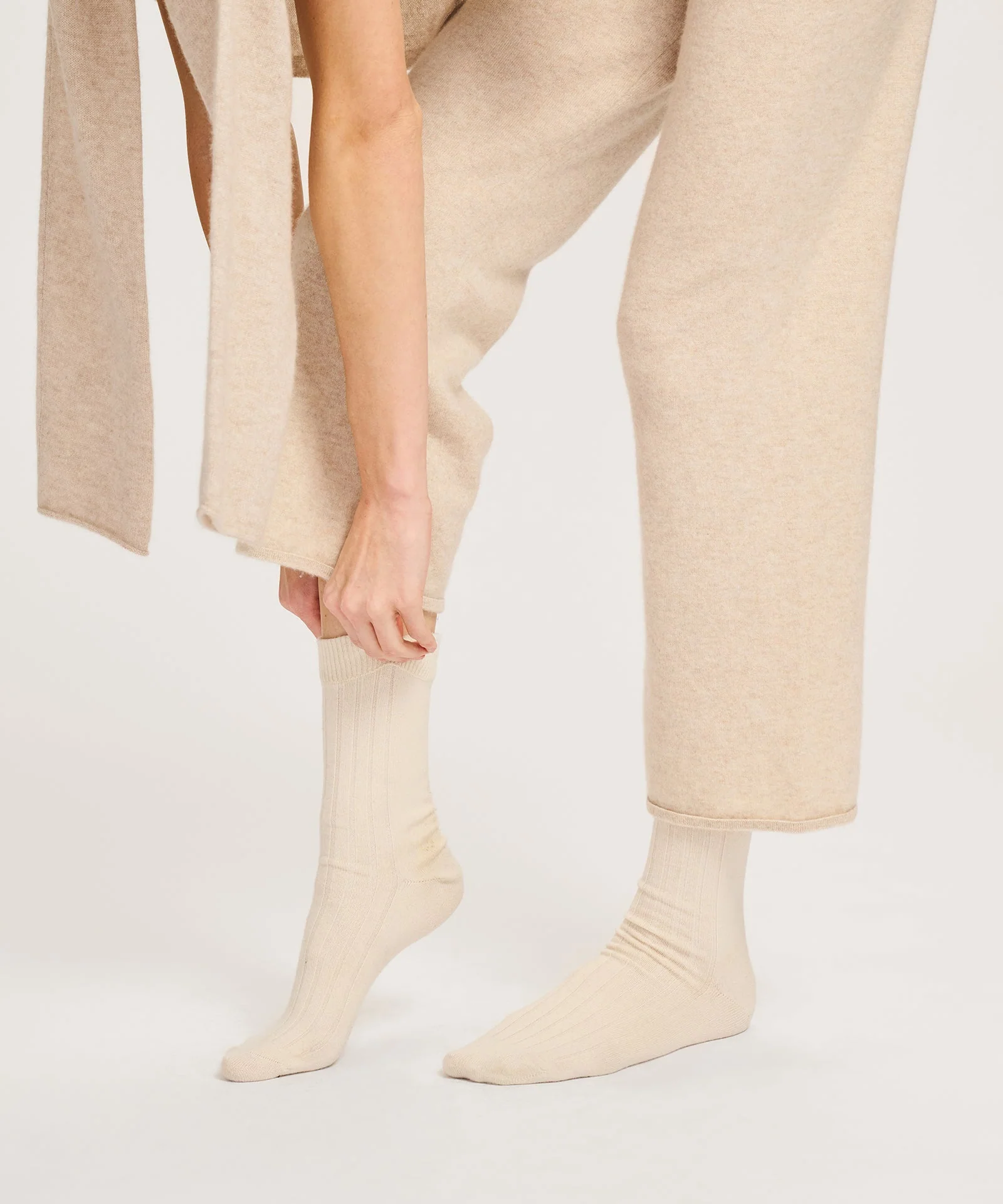 Signature Cashmere Ribbed Socks - Image 21