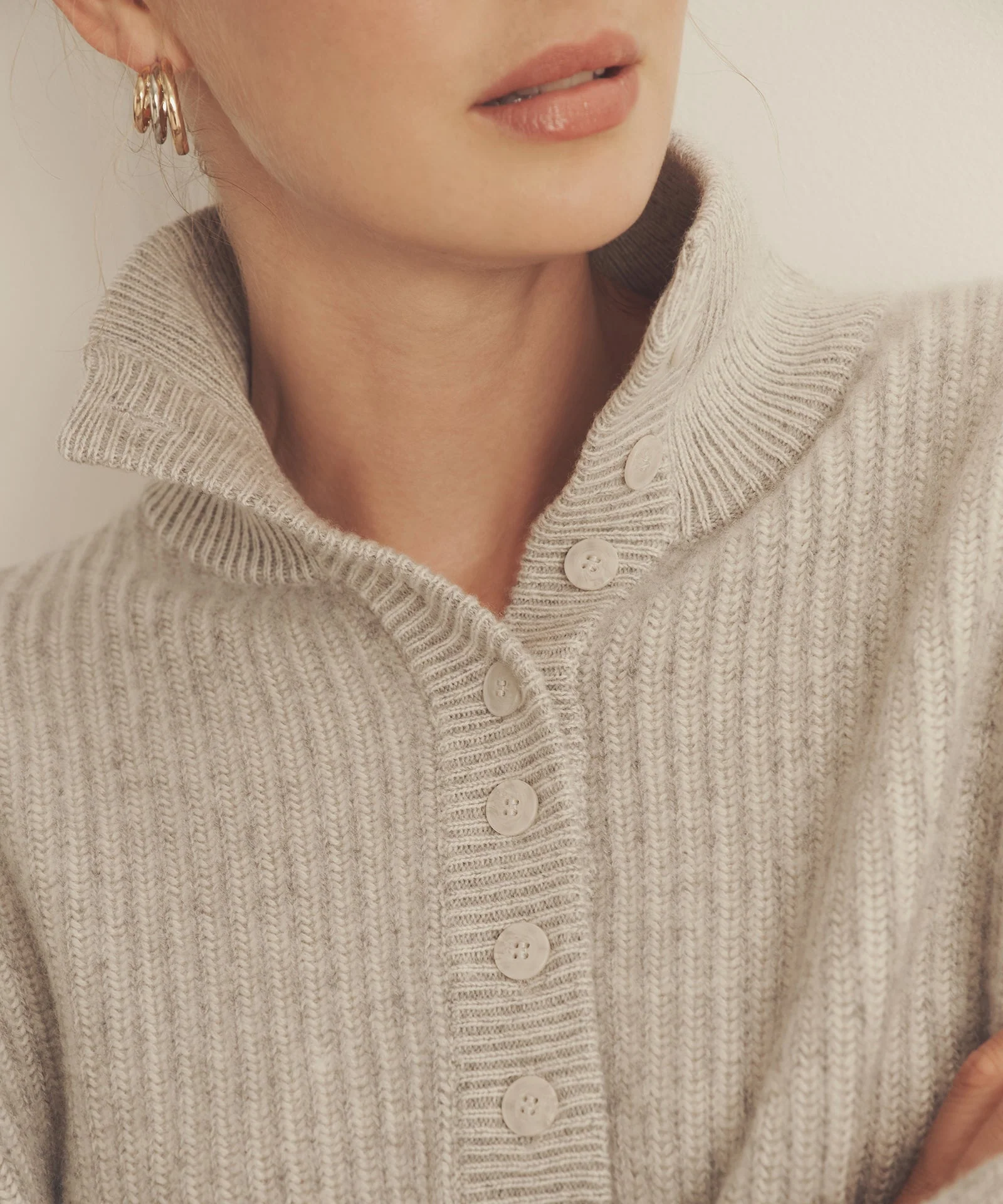 Super Luxe Cashmere Color Plaited High Neck Henley - Image 9