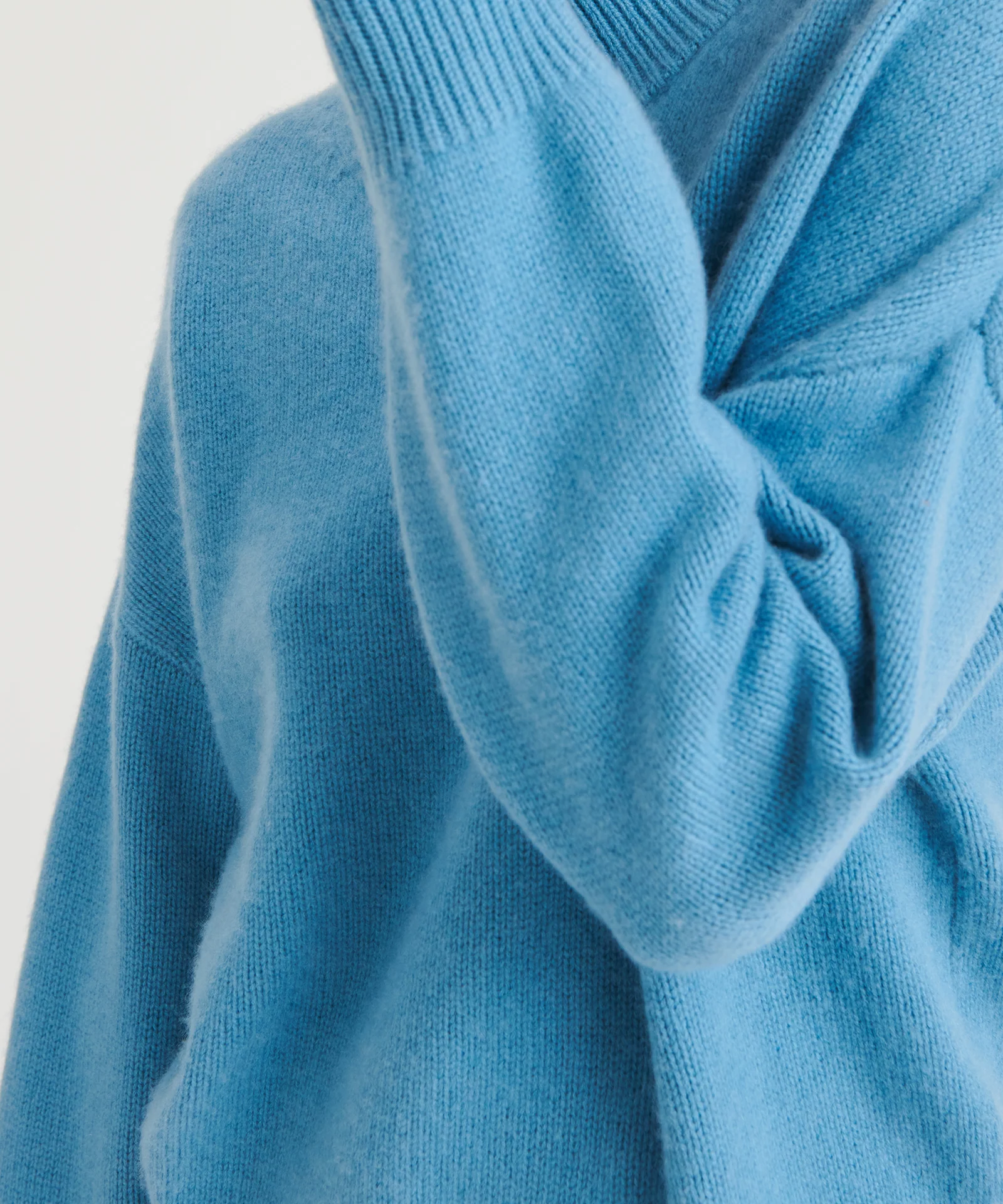 Super Luxe Cashmere Mockneck Sweater - Image 15